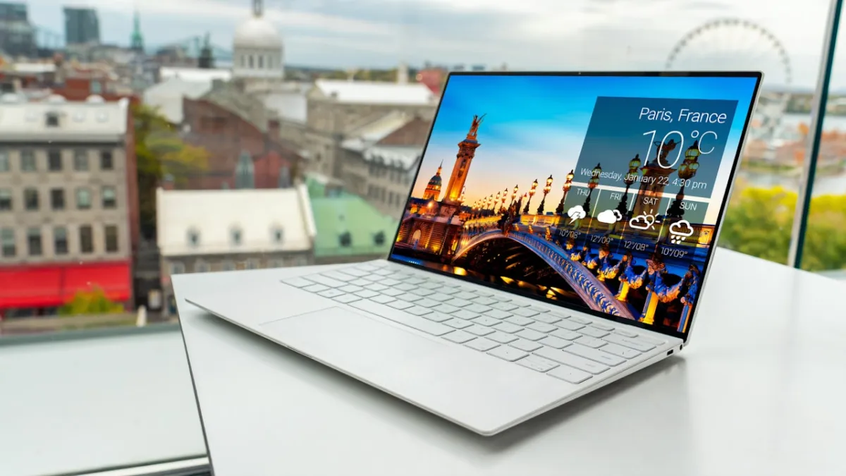 Pracownik korzystający z portalu klienta na laptopie